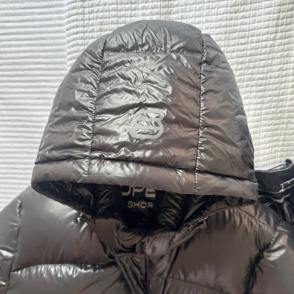 Super Puff Shorty Puffer w Hood - Black Gloss - Aritzia - Picture 5 of 10